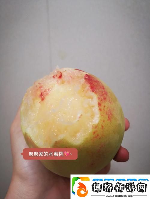 在果園里的親密時(shí)刻:媽媽看我是怎么吃你的水蜜桃